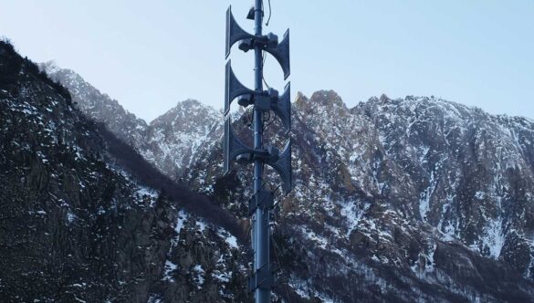 Sirène Pavian 900 W installée dans une zone frontalière critique de Géorgie pour alerter en cas de risques naturels et stratégiques.