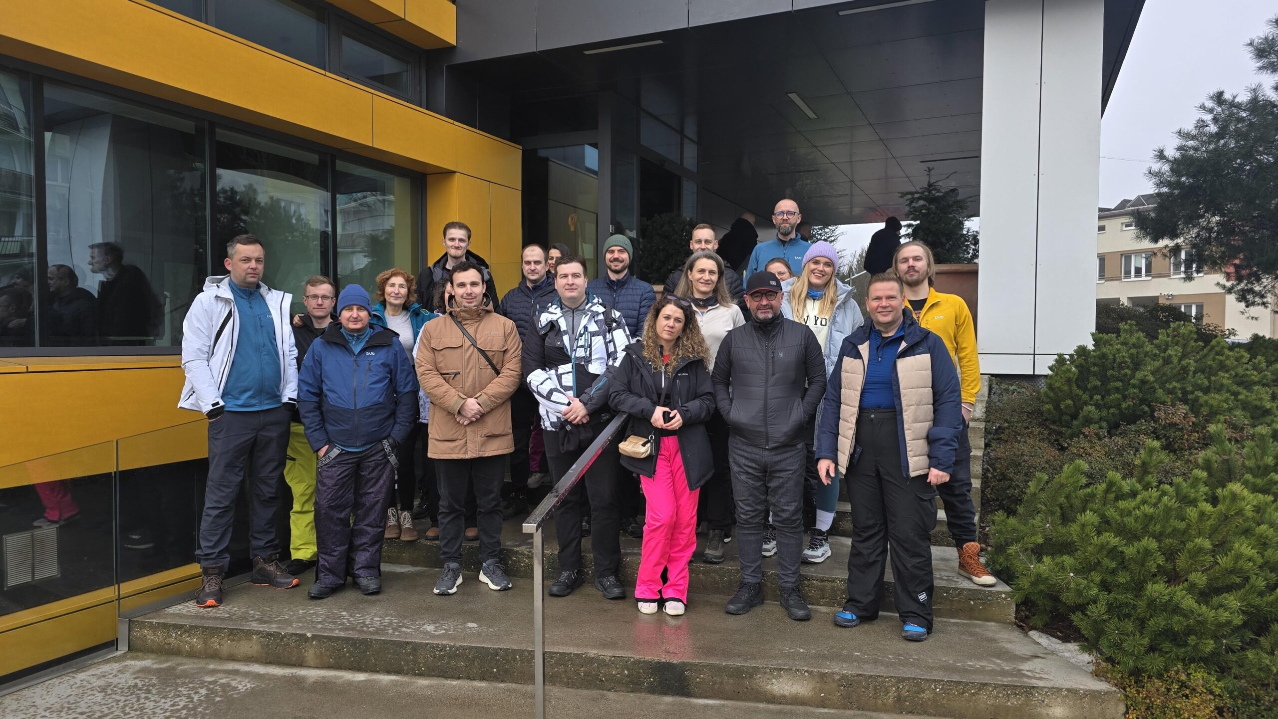 Équipe Telegrafia devant le bâtiment de l’entreprise avant le départ pour le teambuilding