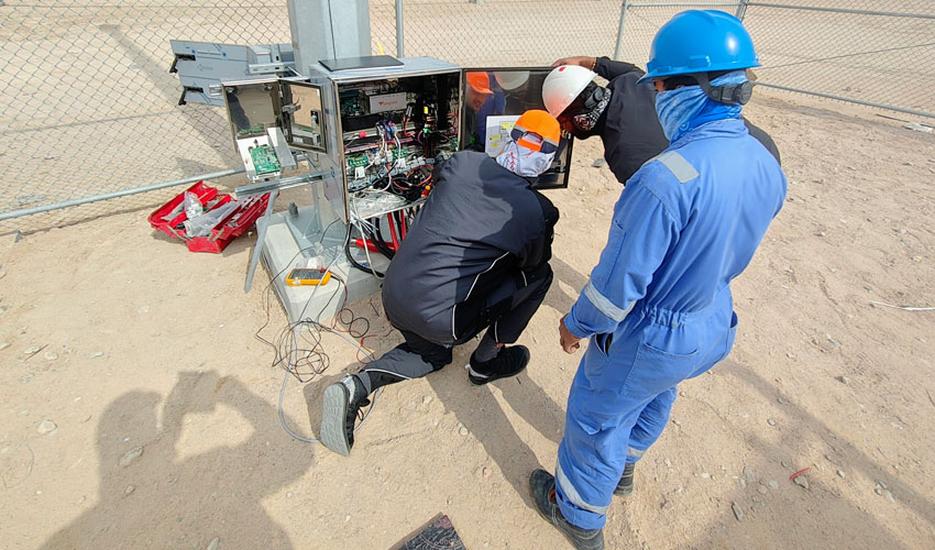 techniciens réalisant le support sur site et l’installation de systèmes d’alerte