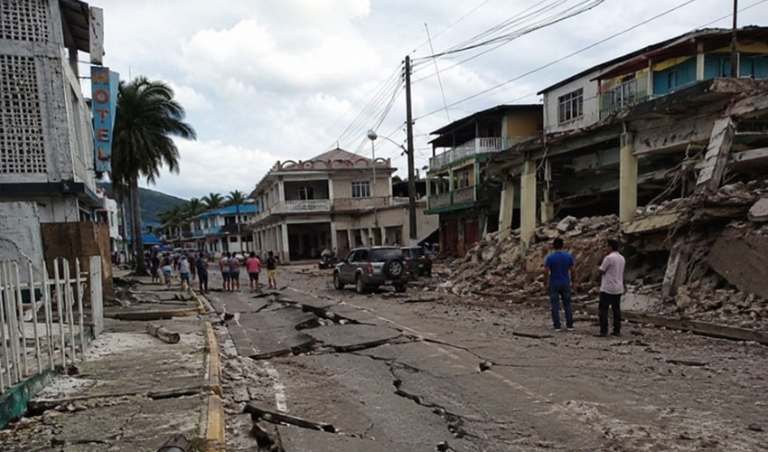 Système d'alerte précoce aux tremblements de terre Rue endommagée et bâtiments effondrés après un puissant tremblement de terre, illustrant l'importance d'un système d'alerte précoce aux tremblements de terre.